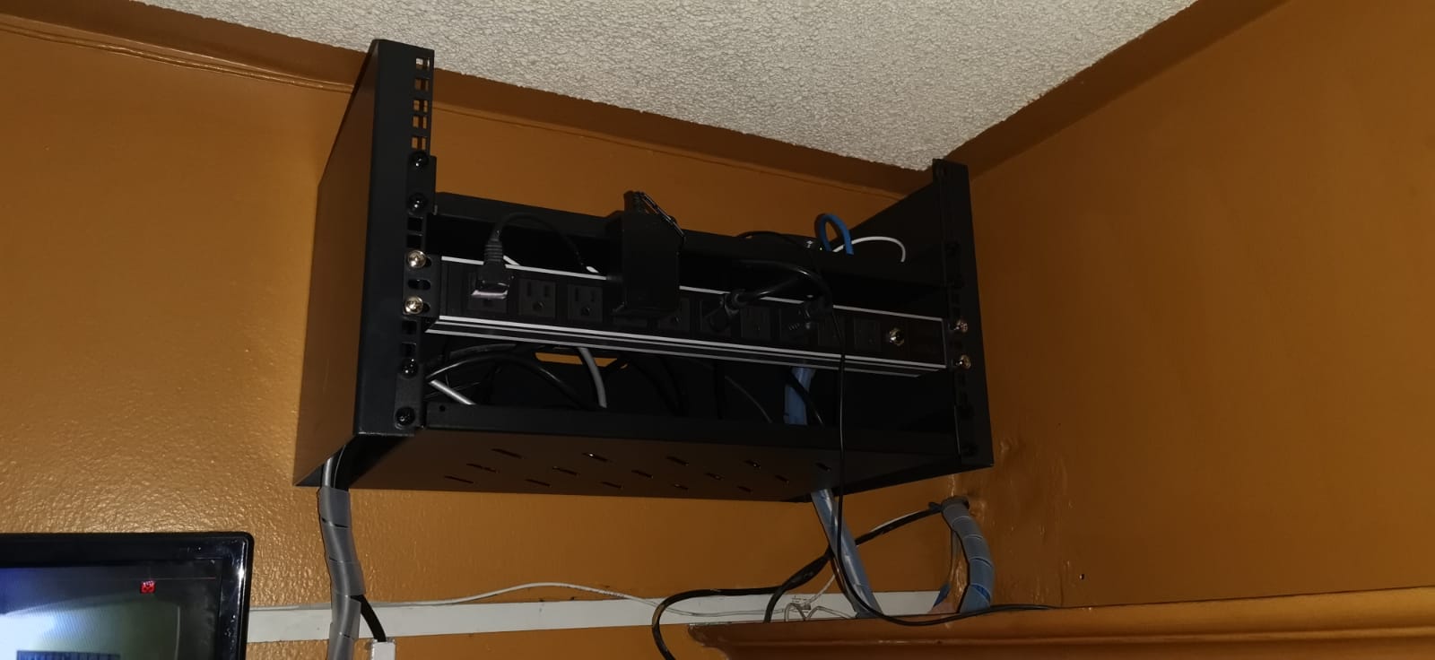 Nuevo rack de pared organizando los equipos